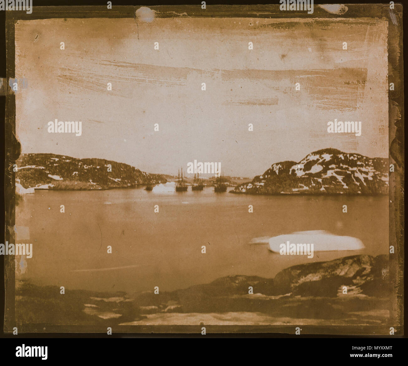 . Englisch: Ein Blick über die Bucht in Richtung der Franklin Suche Schiffe unter Captain's Belcher Befehl. Eine ungewachste calotype negativ aufgenommen von Dr. William Domville. Dies ist ein sehr ähnliches Foto P35 CAL. Die negativen zeigt einen Blick vom Ufer über einer Bucht mit Blick auf die vier Schiffe des Franklin suche Expedition unter der Führung von Kapitän Edward Belcher. Das Land um die Schiffe hat eine leichte Schneedecke in den Prielen, Verlassen der wichtigsten Felsen ausgesetzt. Ein paar kleine Eisschollen sind in der Nähe der Schiffe. Die man im Vordergrund ist verschwommen, was auf eine relativ lange Belichtungszeit für t Stockfoto
