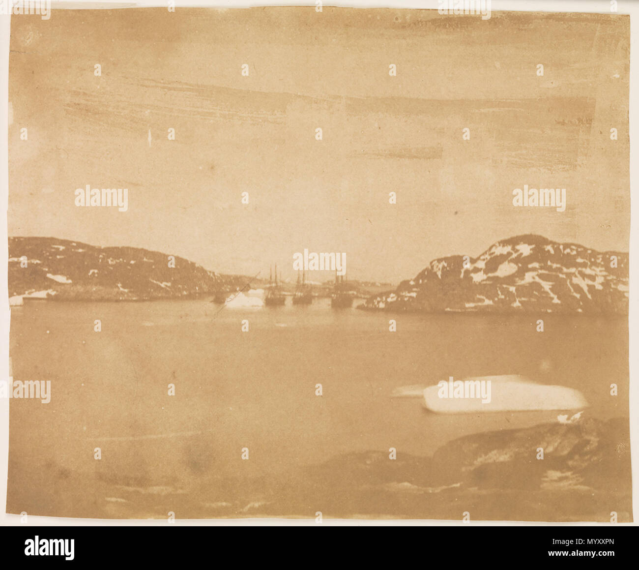 . Englisch: Ein Blick über die Bucht in Richtung der Franklin Suche Schiffe unter Captain's Belcher Befehl. Eine ungewachste calotype gesalzen Papier positiv der P36 CAL gemacht von Dr. William Domville. Es zeigt einen Blick vom Ufer über einer Bucht mit Blick auf die vier Schiffe des Franklin suche Expedition unter der Führung von Kapitän Edward Belcher. Das Land um die Schiffe hat eine leichte Schneedecke in den Prielen, Verlassen der wichtigsten Felsen ausgesetzt. Ein paar kleine Eisschollen sind in der Nähe der Schiffe. Die man im Vordergrund ist verschwommen, was auf eine relativ lange Belichtungszeit für das Foto. Es ist nicht bekannt w Stockfoto