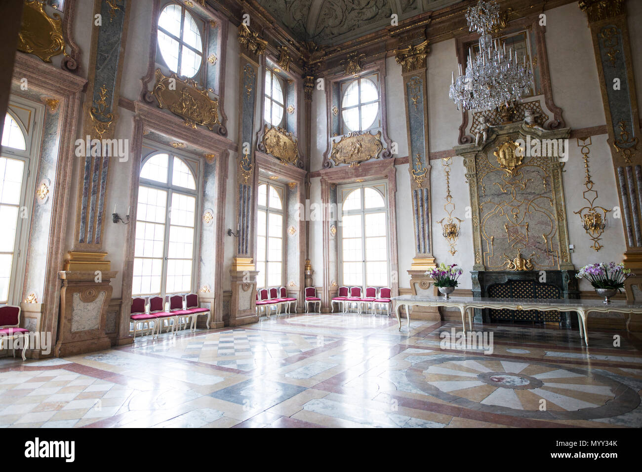 Der Marmorsaal im Schloss Mirabell, der berühmten barocken Palast in Salzburg, Österreich. Wolfgang Amadeus Mozart hier als Kind. Stockfoto