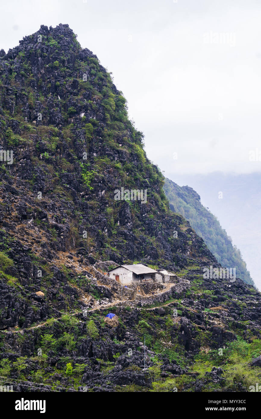Ein Haus aus Stein auf der Seite eines Berges in der Provinz Ha Giang, Northern Vietnam gebaut Stockfoto