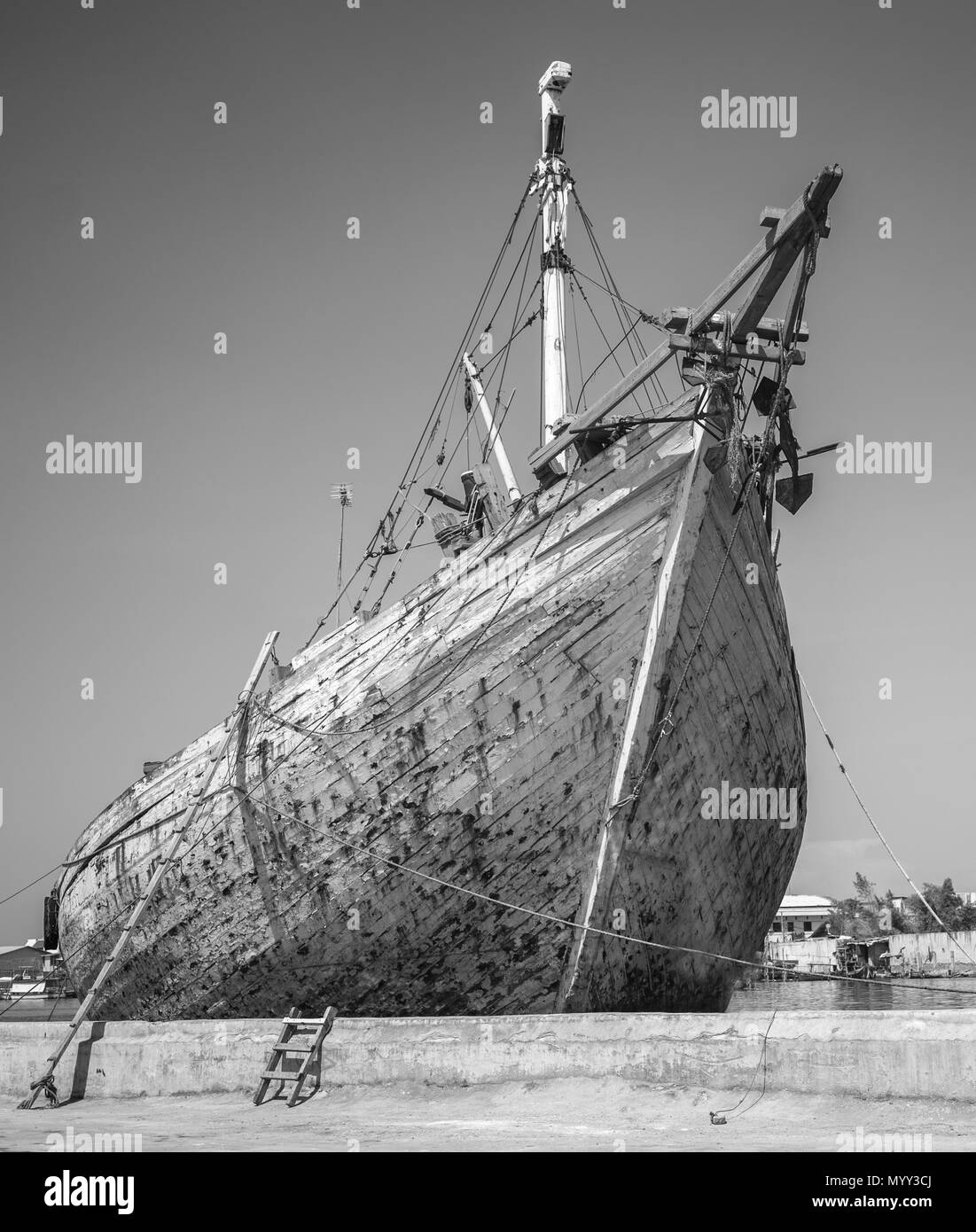 Ein traditionelles Boot hatte im Hafen vor Anker, Jakarta Indonesien Stockfoto