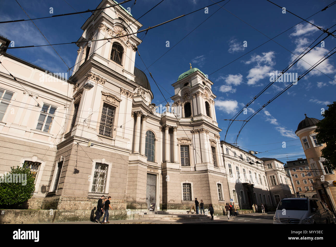Das Äußere der Trinity Church (Dreifaltigkeitskirche) in Salzburg, Österreich. Stockfoto