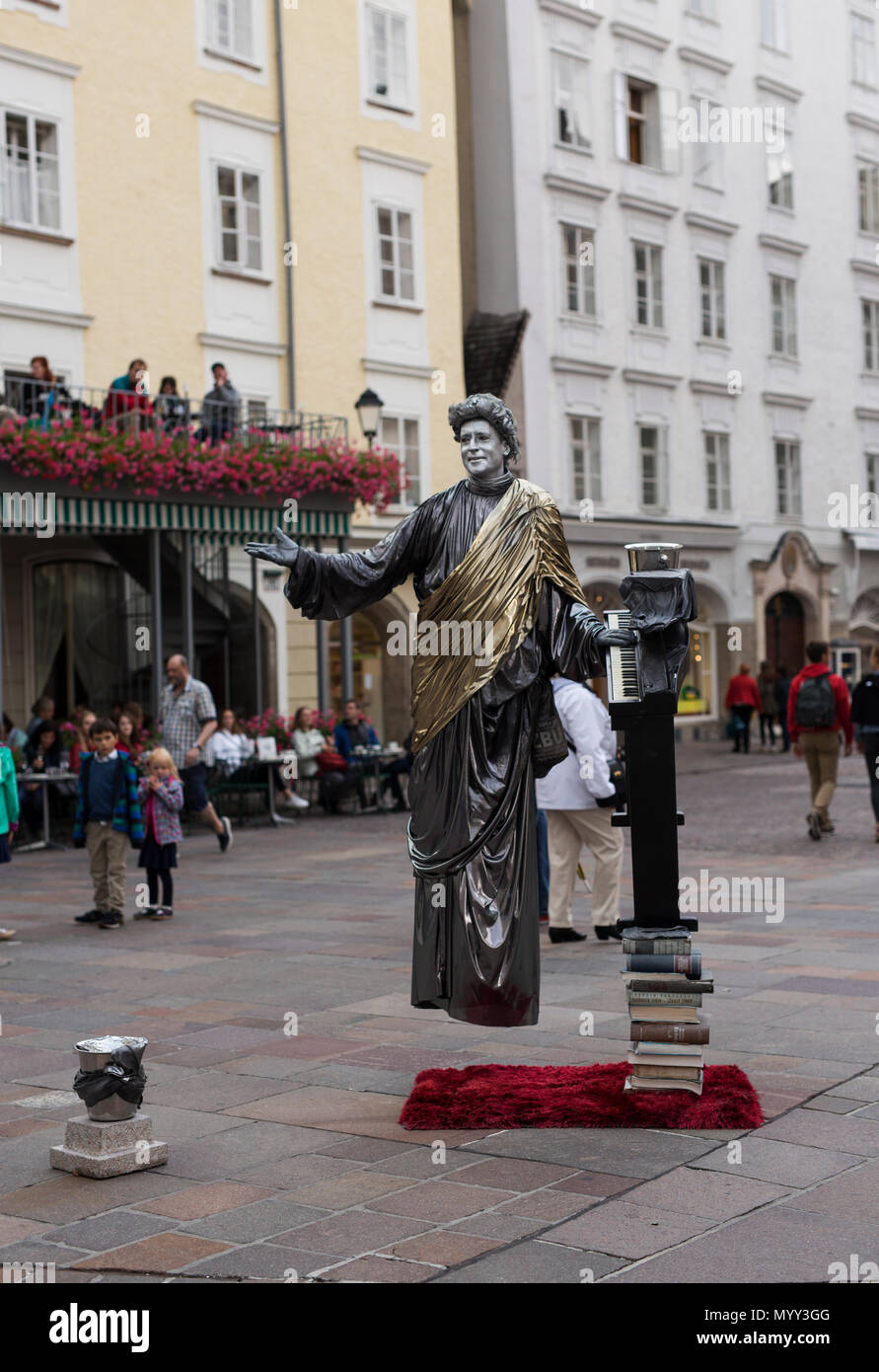 Eine lebende Statue Street Performer in Salzburg, Österreich. Stockfoto