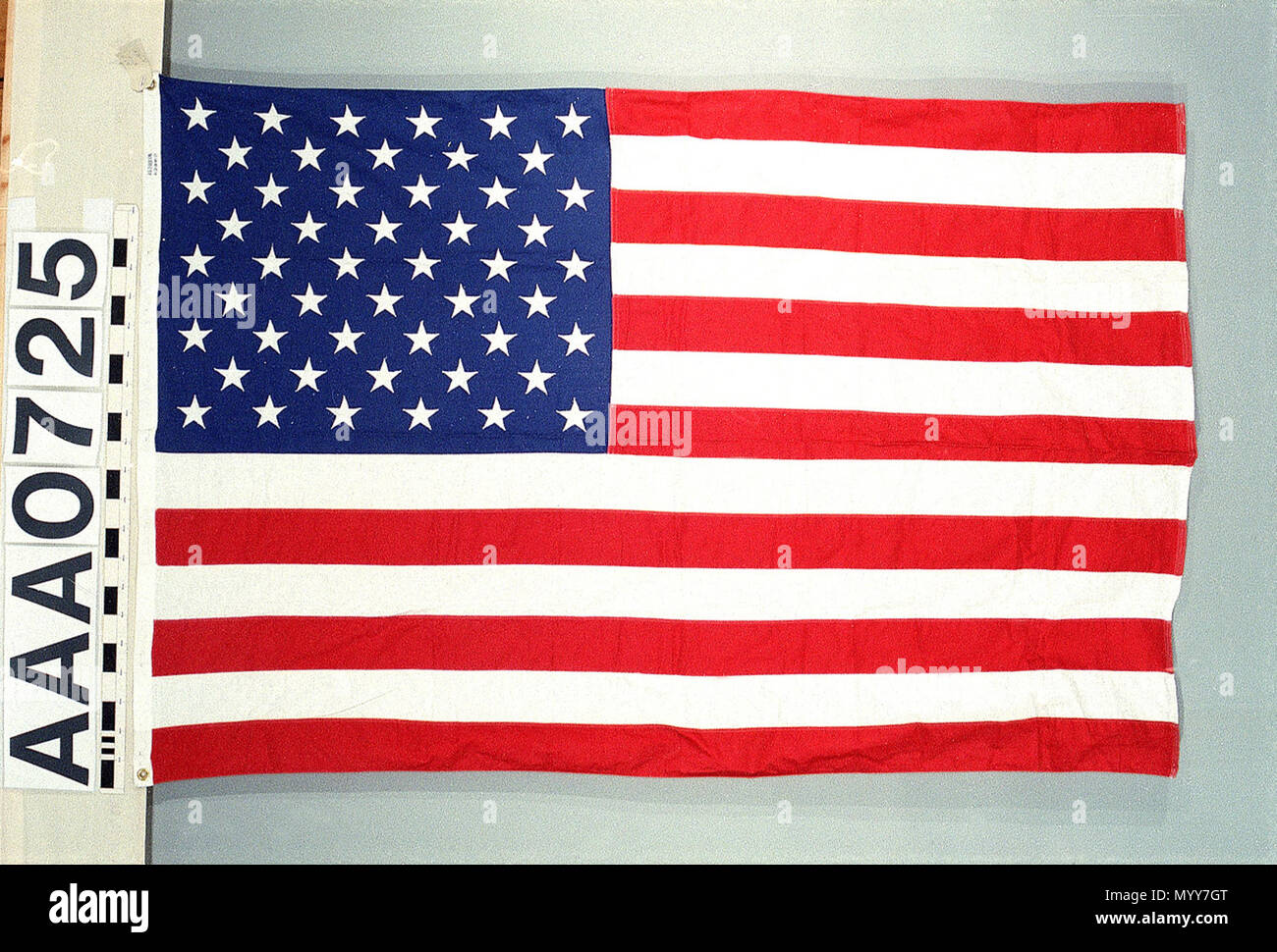 . Englisch: National Flagge der USA (nach 1960) Post 1960 Muster USA Nationalflagge. 50 Sterne. Baumwolle, Maschine genäht. Öse Löcher in Hebezeug Kante. . Nach 1960. Unbekannt 73 National Flagge der USA (nach 1960) RMG-RP19 2. Stockfoto