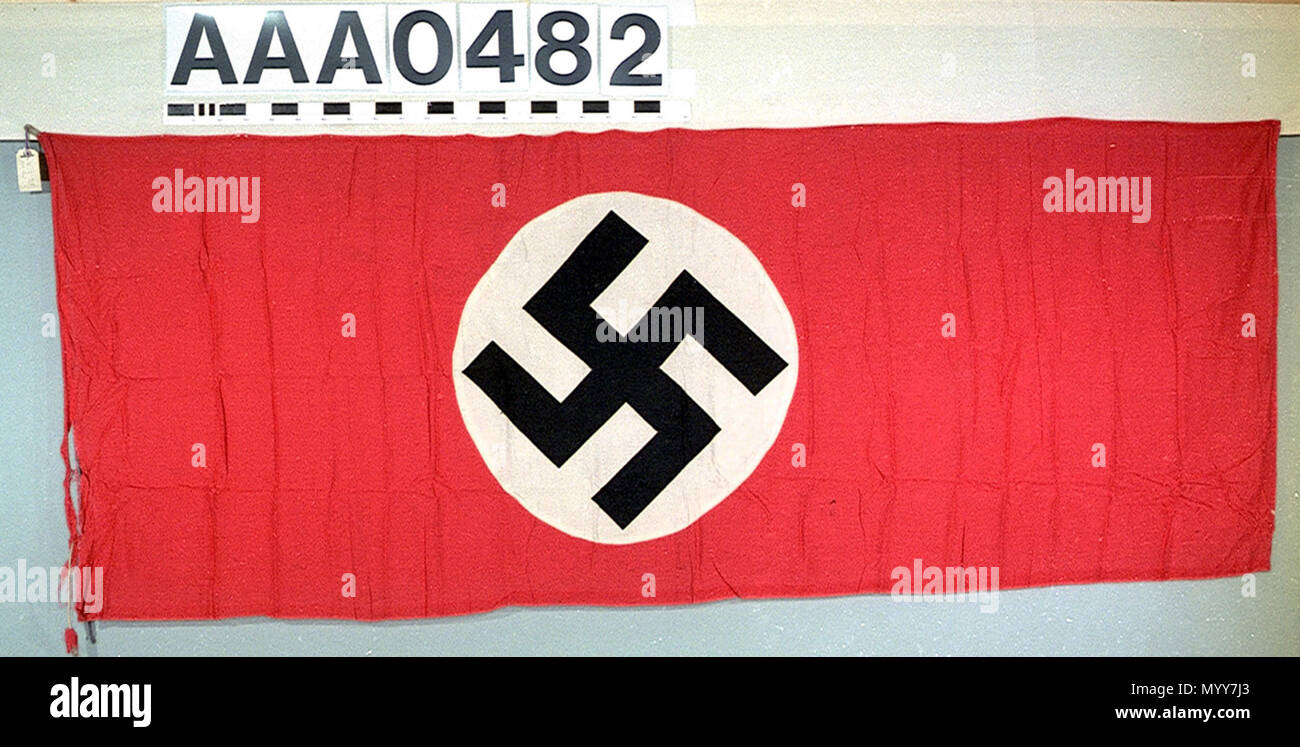 . Englisch: die Nazi-deutschen Banner (1935-1945) Nazi-deutschen Banner (1935-1945). Baumwolle, Maschine genäht, bedruckt. Seil befestigt. Rotes Feld mit weißen Scheibe in das schwarze Hakenkreuz. . 1935-1945. Unbekannt 74 Ns-deutschen Banner (1935-1945) RMG RP 17 5 Stockfoto