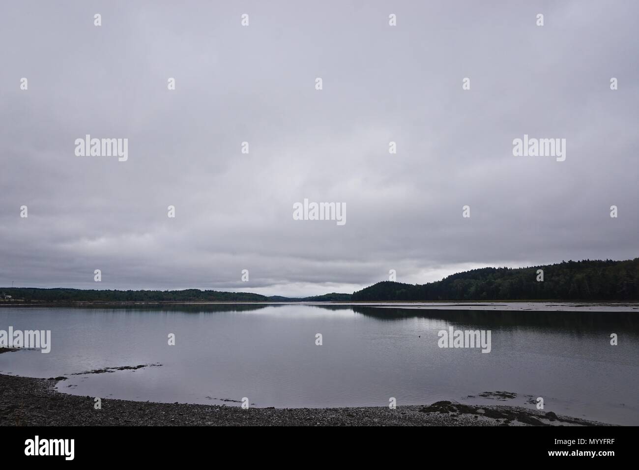 Machais, Maine, USA: Blick auf den Fluss Machais an einem bewölkten Herbst Tag. Stockfoto