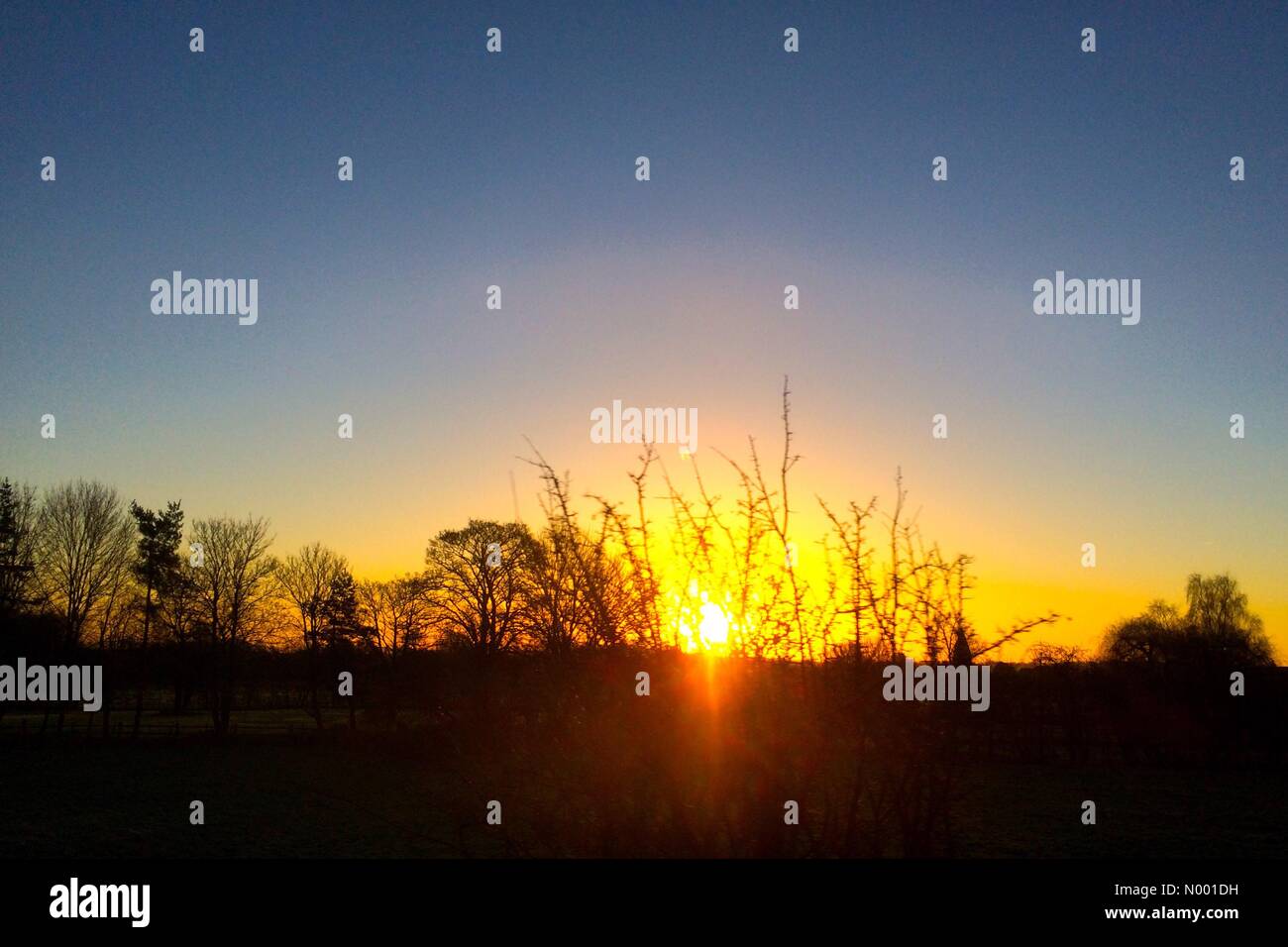 Appleford, Abingdon, Oxfordshire, Vereinigtes Königreich. 17. Februar 2015. Großbritannien Wetter. Der Morgen Naht zu einem klaren, aber frostigen Sonnenaufgang in Oxfordshire. Bildnachweis: Sidney Bruere/StockimoNews/Alamy Live-Nachrichten Stockfoto