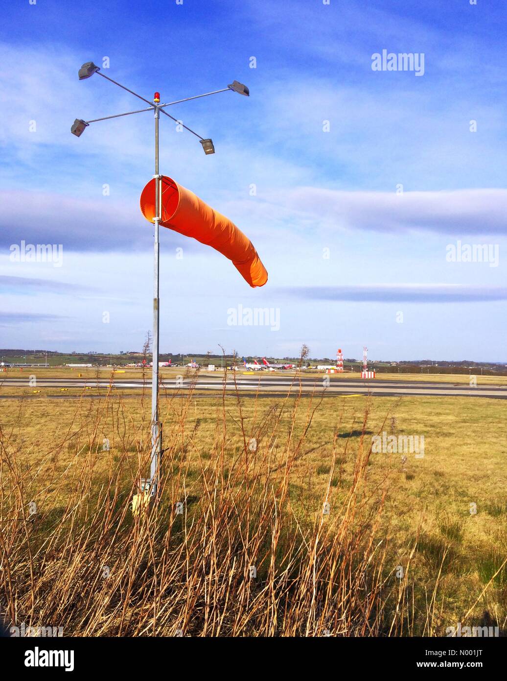 Sonniges Wetter, aber starke Winde, die Herstellung von kniffligen Seitenwind an Leeds Bradford International Airport Yeadon Leeds Stockfoto