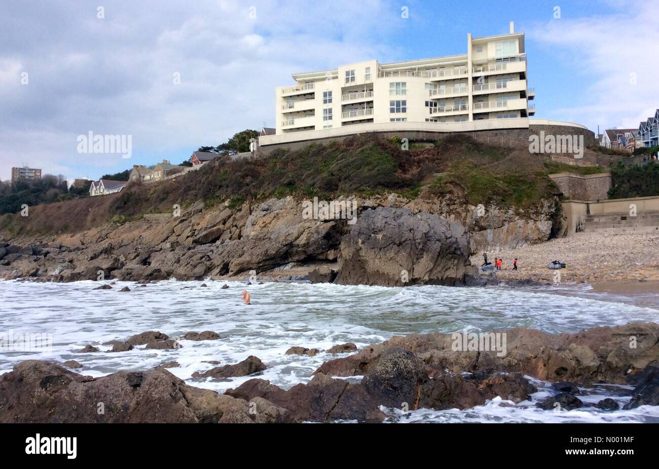 Newton, Swansea, Großbritannien. 15. März 2015. Ein einsamer Schwimmer trotzt der kalte Meer Rotherslade Bay in der Nähe von Swansea Vormittag am Muttertag. Bildnachweis: Phil Rees/StockimoNews/Alamy Live-Nachrichten Stockfoto