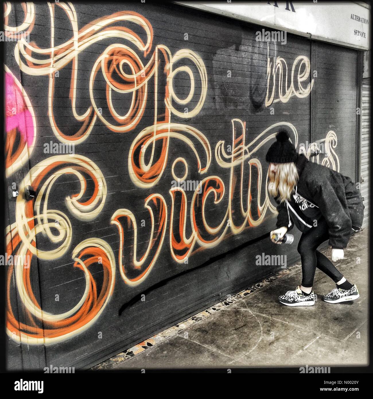 Brixton (Haltestelle L), London, UK. 6. April 2015. Lilly Lou malt ein Wandbild auf einem der Geschäfte in den Bahnhof Arches in Brixton, die Network Rail Kredit zu vertreiben will: Onlyamomenthoney/StockimoNews/Alamy Live-Nachrichten Stockfoto