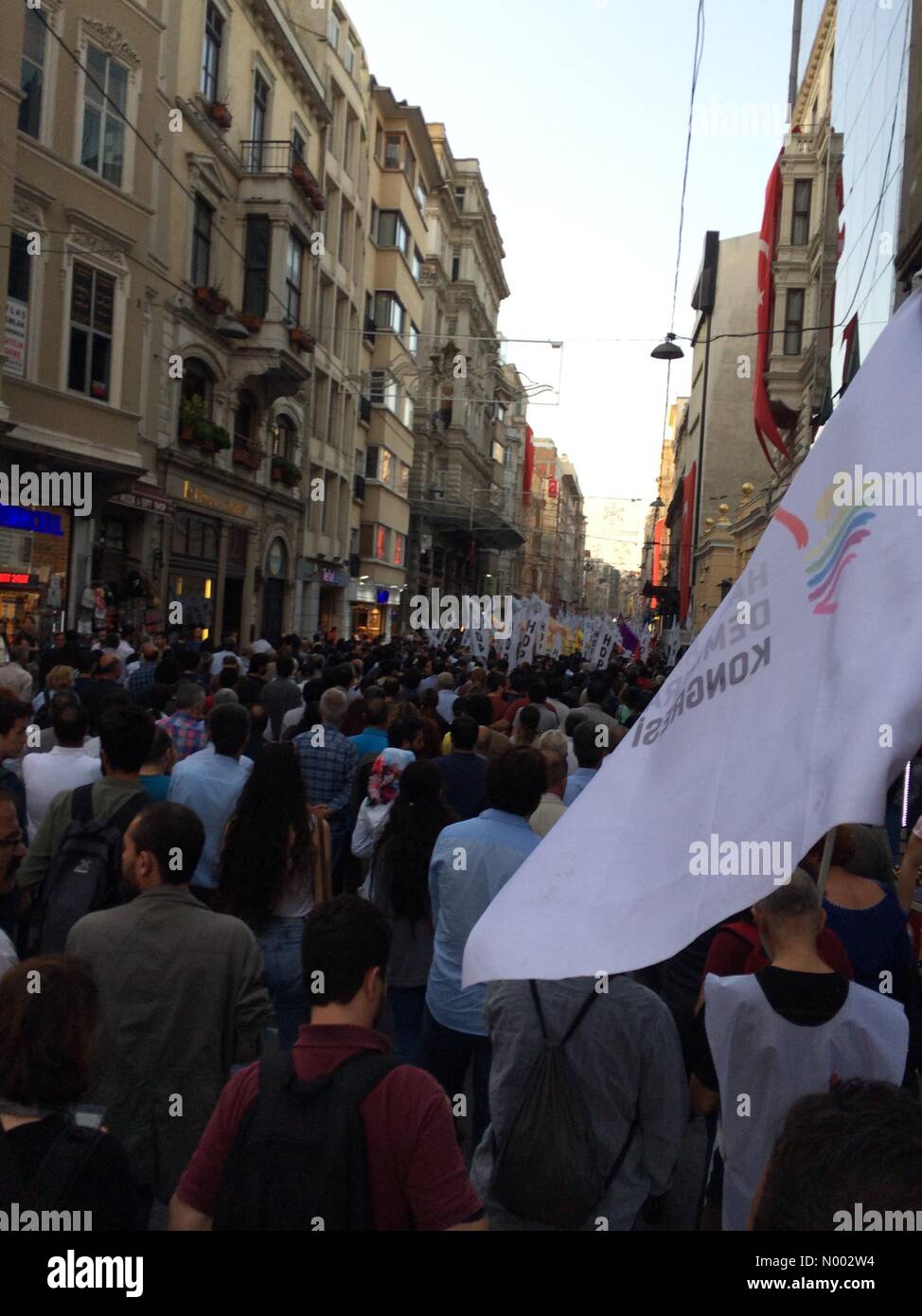 Istiklal Caddesi No: 180, Beyoğlu/İstanbul, Türkei. 18. Mai 2015. Peoples Democratic Party (HDP) Kundgebung gegen ISIS Angriffe auf Kobane an der Istiklal Street, Istanbul, Türkei. Bildnachweis: Haider Azim/StockimoNews/Alamy Live-Nachrichten Stockfoto