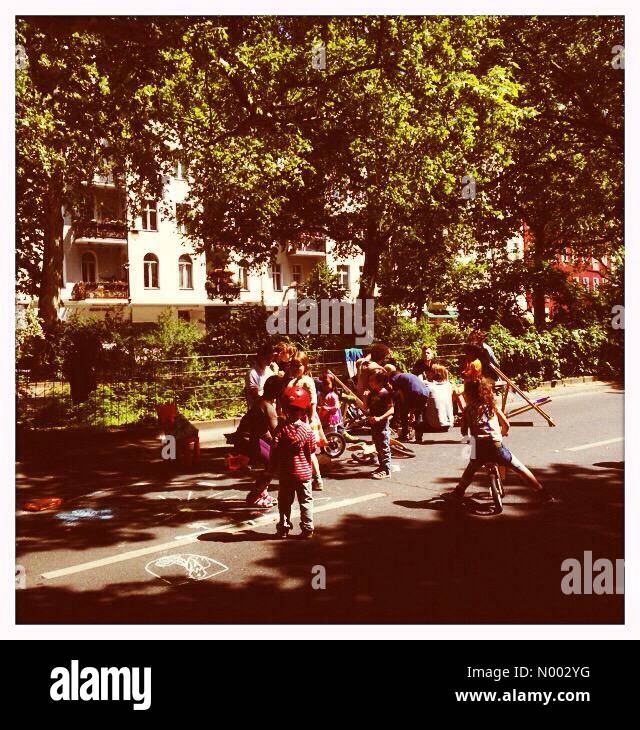 Straße Szene von Menschen haben das Frühstück in Berlin in der Gneisenaustraße. Eine Stunde vor der Parade von der Karneval der Kulturen Stockfoto