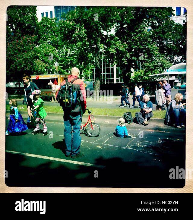 Straßenszene in der Hasenheide Straße in Berlin-Kreuzberg vor der Parade von der Karneval der Kulturen Stockfoto