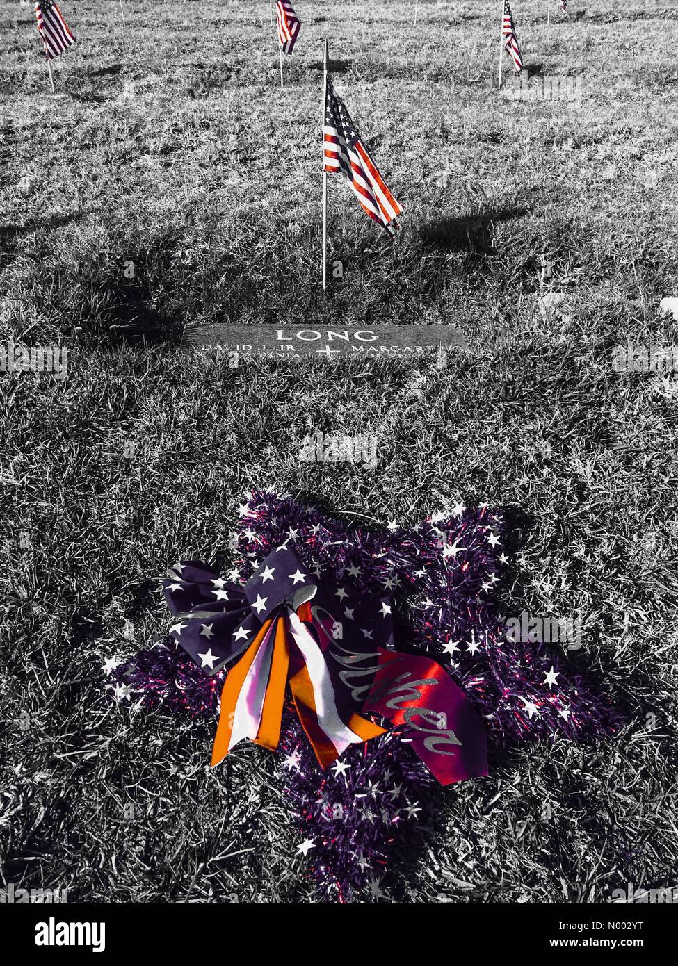 24. Mai 2015 sind unter Beachtung des Memorial Day, fast 3.000 Flaggen auf den Gräbern der Veteranen an der Santa Barbara Friedhof, Kalifornien USA abgelegt. Stockfoto