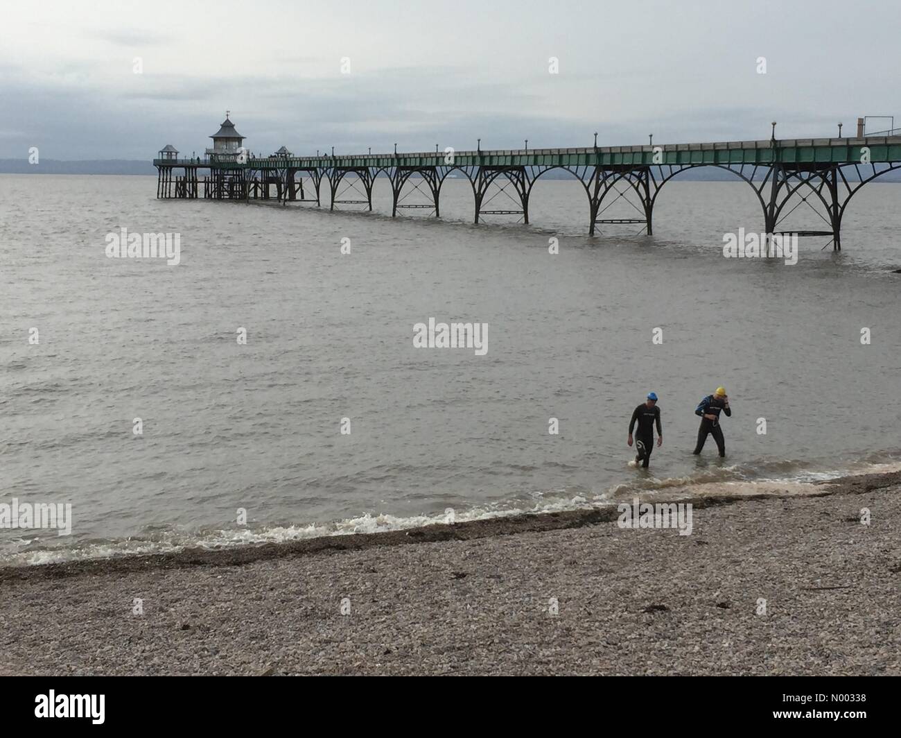 Clevedon, North Somerset, UK. 30. Mai 2015. UK-Wetter: Schwimmer kommen aus dem Wasser von Clevedon Pier in North Somerset. Bildnachweis: Lee Moran/StockimoNews/Alamy Live-Nachrichten Stockfoto