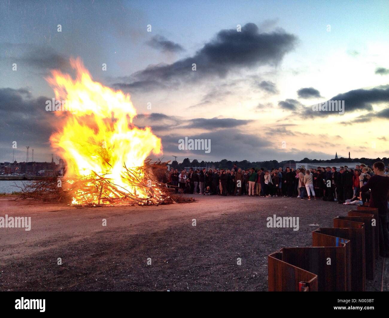 Aarhus, Jütland, Dänemark. 23. Juni 2015. Feiern des Sankt Hans in Dänemark, während der Sommersonnenwende. Großes Lagerfeuer wo Hexen verbrannt werden. Aarhus, Halbinsel Jütland, Dänemark, Skandinavien, Europa Guthaben: J. Gomes / StockimoNews/Alamy Live News Stockfoto