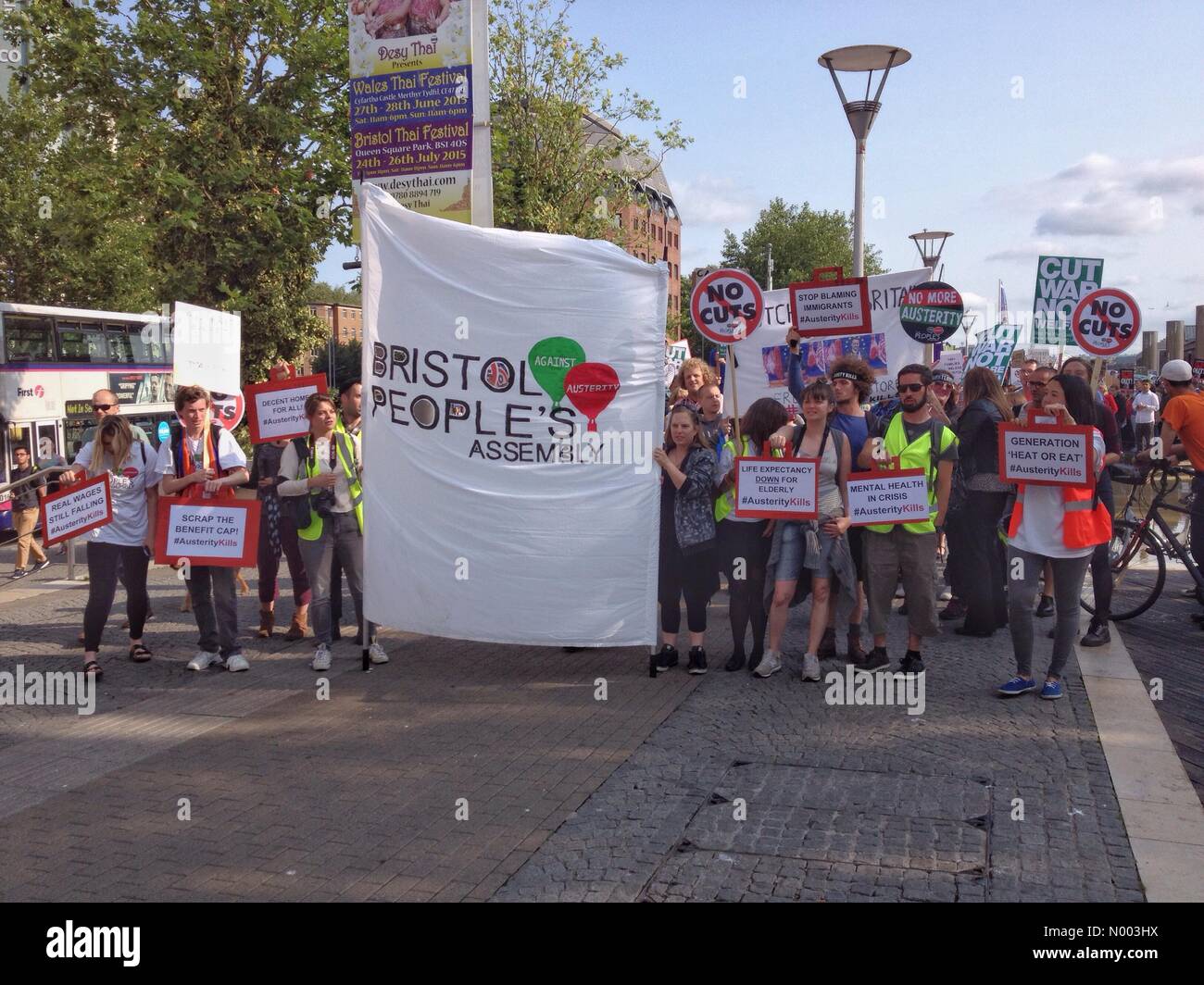 Demonstranten in Bristol, UK, protestieren an Sparmaßnahmen in der Schatzkanzler George Osborne Budgetrede, 8. Juli 2015 enthalten. Stockfoto