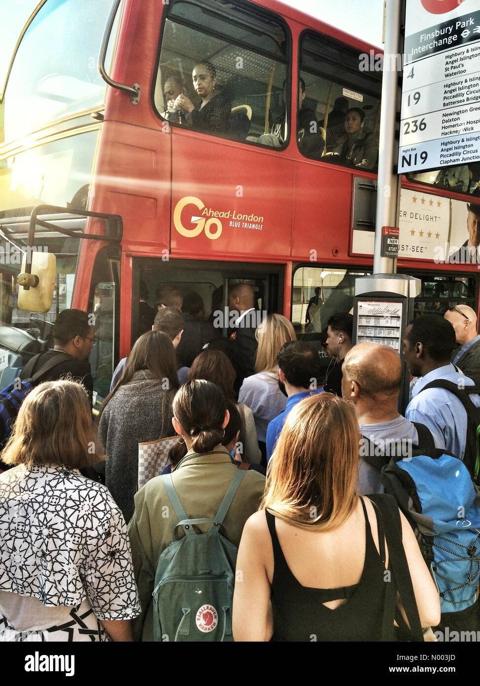 London, UK. 9. Juli 2015. Massen, die versuchen, auf London Busse im Finsbury Park durch das Rohr Juli schlagen 9. 2015 Credit: Neil Juggins / StockimoNews/Alamy Live News Stockfoto