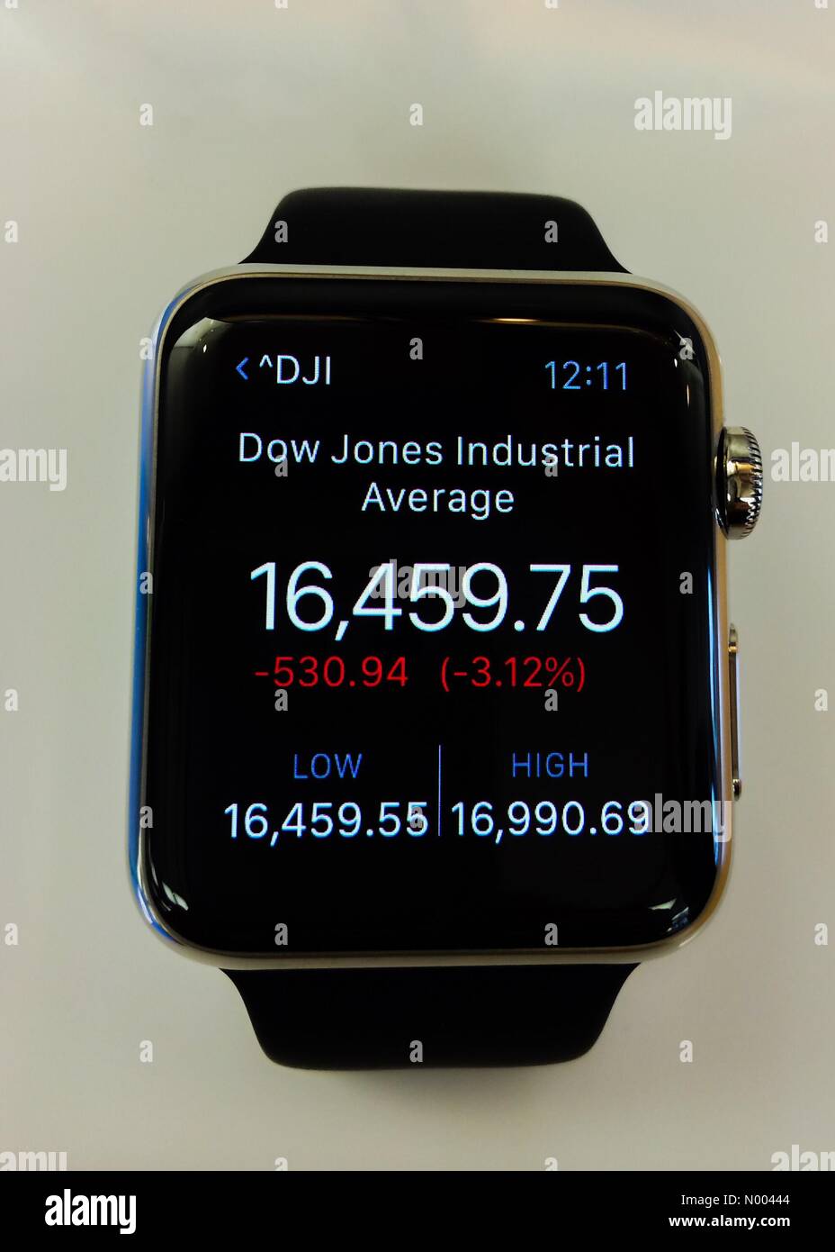 Stock Market Crash - USA An Apple Watch zeigt den Dow Jones Industrial Average (DJI) sank-530,940 Punkte am 21. August 2015. Stockfoto