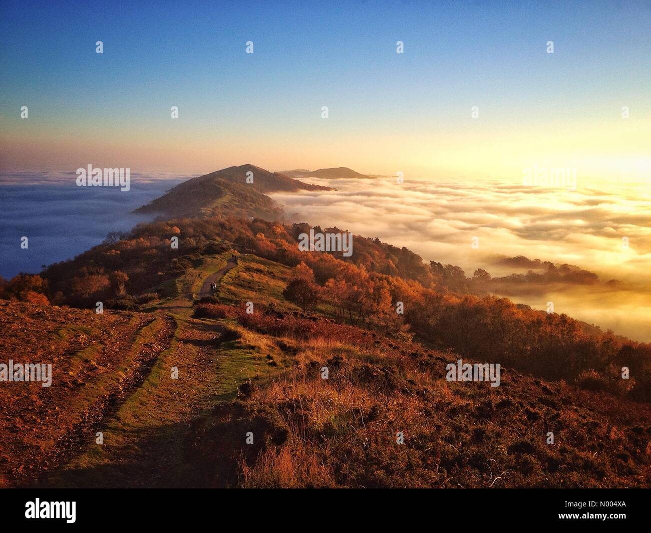 Malvern Hills oberhalb der Nebelgrenze auf das wärmste Novembertag in 70 Jahren. Sonntag, 1. November Worcestershire uk genommen Stockfoto