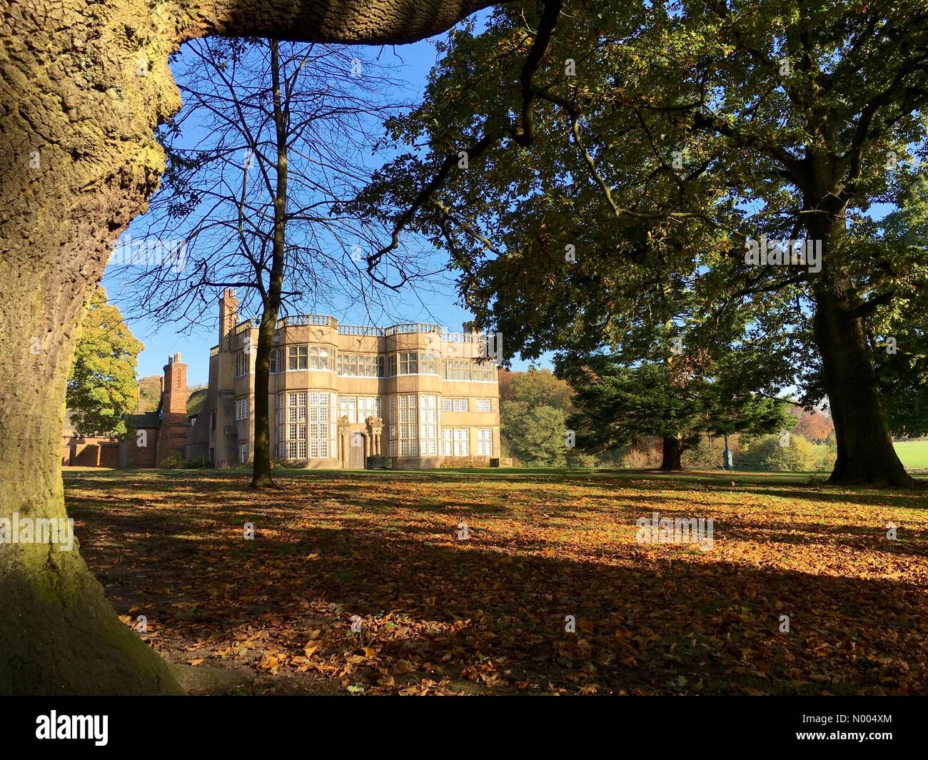 UK Wetter 2. November. Sonnigen Herbsttag im Astley Park in Chorley, Lancashire. Astley Hall und Herbst Blätter auf einem milden Herbsttag. Stockfoto