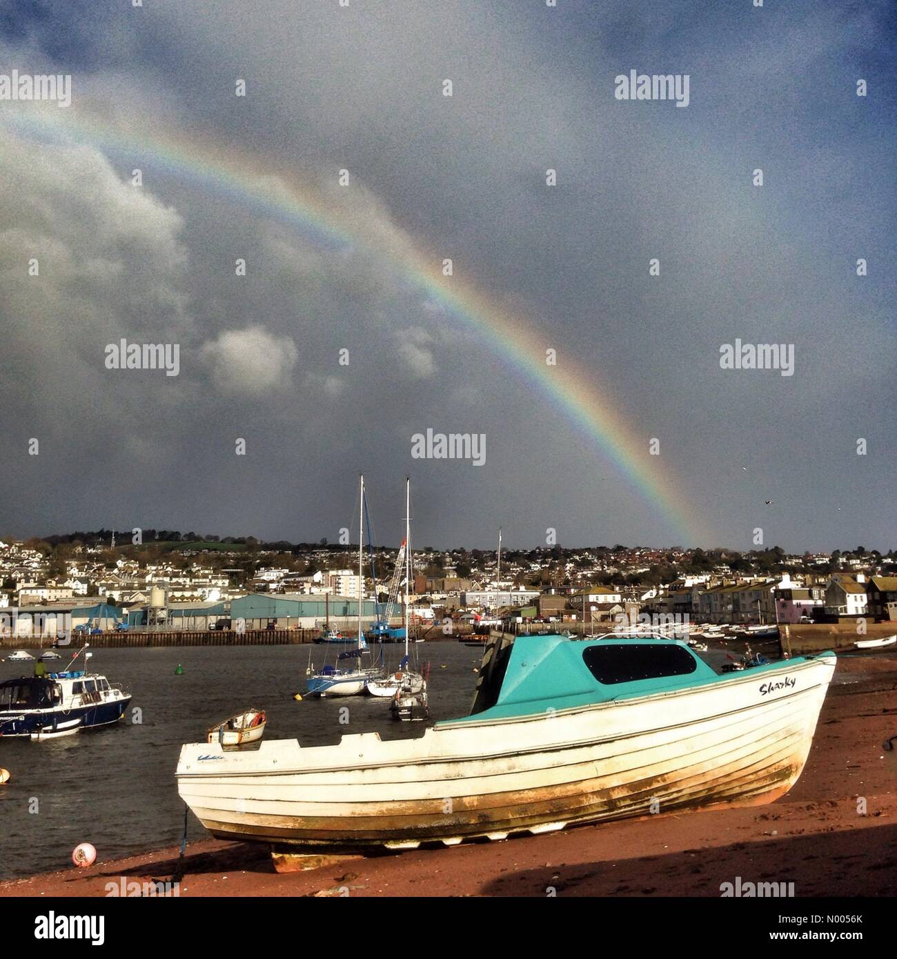 UK-Wetter: Regenbogen über Boote in Teignmouth, Devon Stockfoto