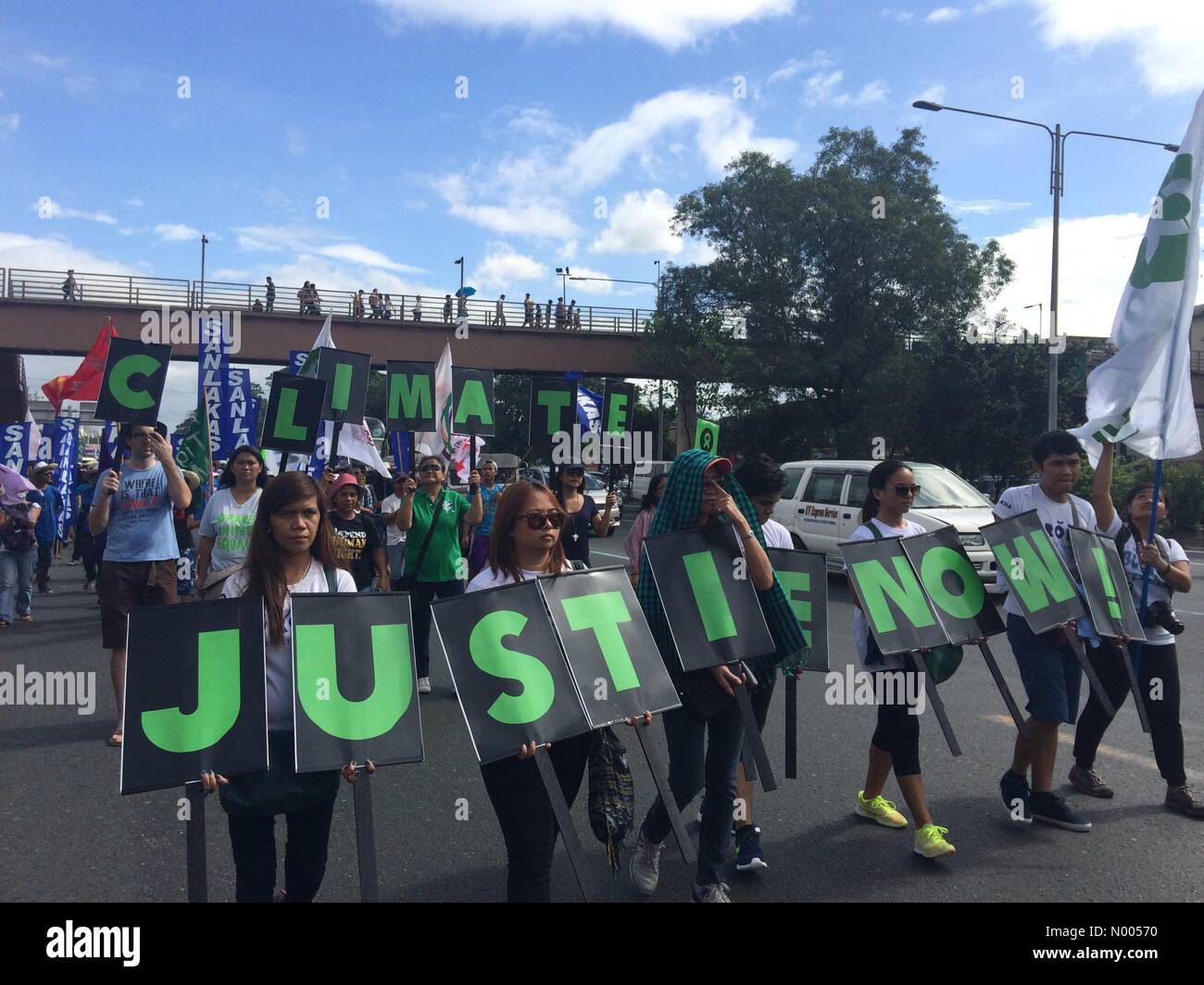 Commonwealth Avenue, Diliman, Quezon Stadt, Metro Manila, Philippinen. 28. November 2015. Tausende von Umwelt-Befürworter und militante Gruppen schließt sich die "March for Climate Justice" Rallye in Quezon City am 28. November 2015. Bildnachweis: Sherbien Dacalanio/StockimoNews/Alamy Live-Nachrichten Stockfoto