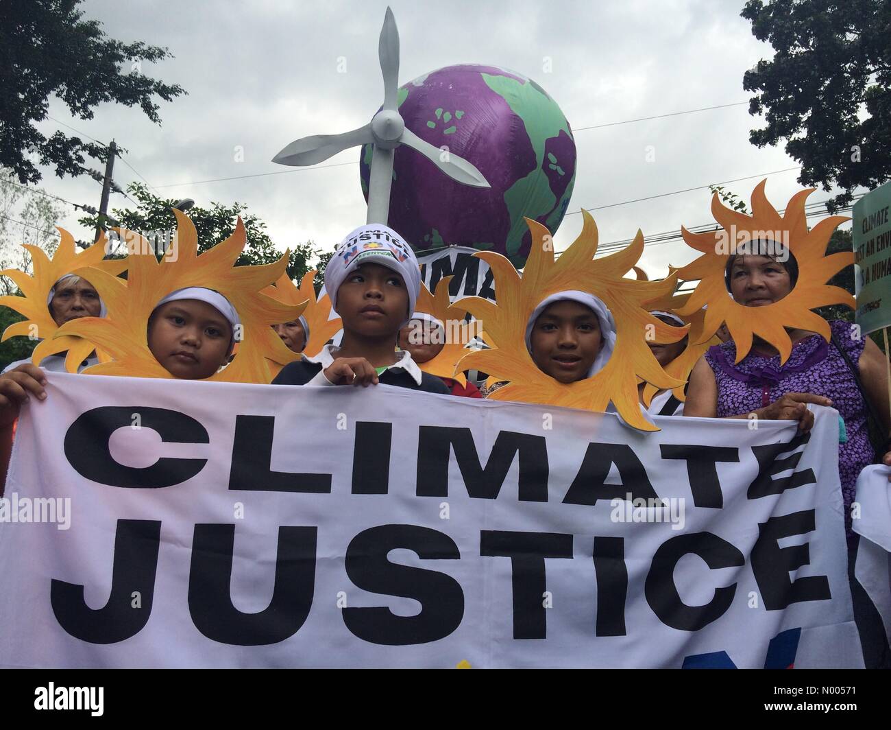 East Ave, Diliman, Quezon Stadt, Metro Manila, Philippinen. 28. November 2015. Tausende von Umwelt-Befürworter und militante Gruppen schließt sich die "March for Climate Justice" Rallye in Quezon City am 28. November 2015. Bildnachweis: Sherbien Dacalanio/StockimoNews/Alamy Live-Nachrichten Stockfoto