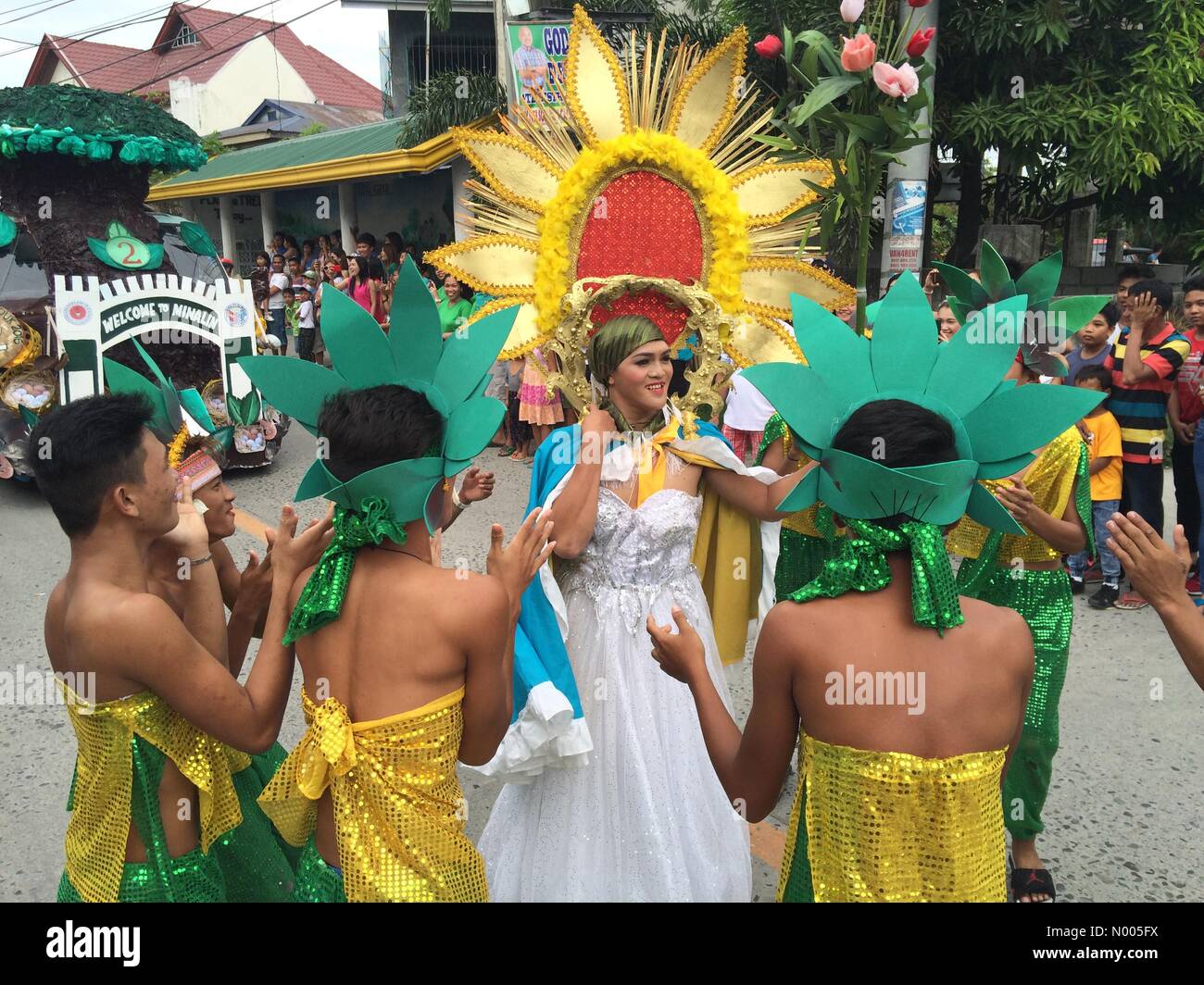 Minalin, Pampanga, Philippinen. 1. Januar 2016. "Aguman Sandok" die begann im Jahre 1932 ist ein fest jeden Tag des neuen Jahres in Minalin, Philippinen wo heterosexuelle Männer Kreuz-kleidet und tanzen auf den Straßen ihre Städte-Kollegen Gelächter zu gehen. Bildnachweis: Sherbien Dacalanio/StockimoNews/Alamy Live-Nachrichten Stockfoto