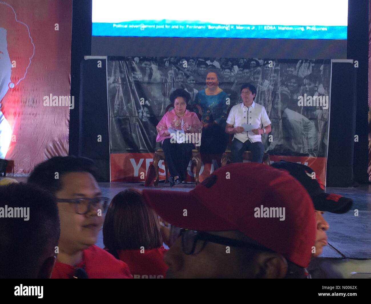 LTO Pasig District Office, Shaw Blvd, Pasig, Metro Manila, Philippinen. 14. Februar 2016. Am Valentinstag, Senator Miriam Santiago, der als Präsident läuft und Senator Bongbong Marcos, läuft, die als Vice President schließlich ihre Team-Up auf den Mai 2016 Wahlen angekündigt. Bildnachweis: Sherbien Dacalanio/StockimoNews/Alamy Live-Nachrichten Stockfoto