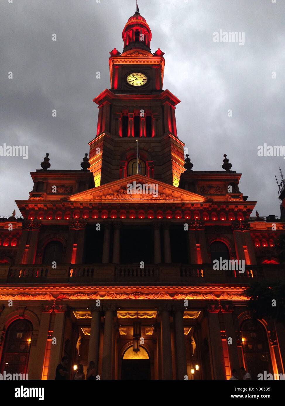 George St, Sydney NSW, Australien. 16. Februar 2016. Sydneys Rathaus gesehen leuchten rot für chinesischen Neujahrsfest Credit: Mjmediabox/StockimoNews/Alamy Live-Nachrichten Stockfoto