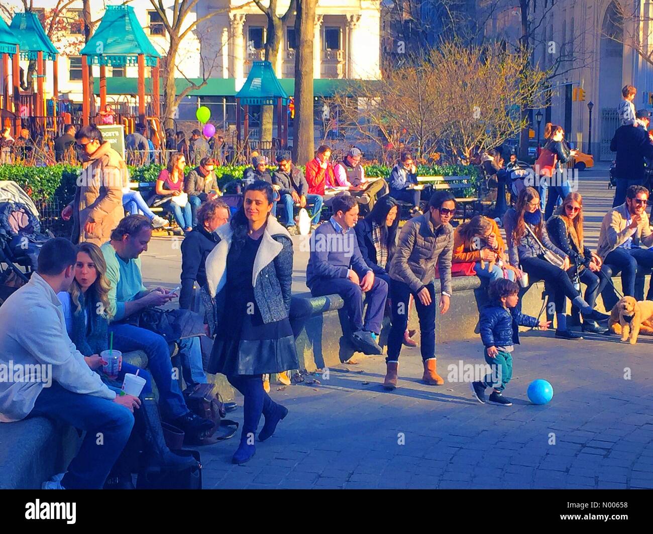 Ungewöhnlich warmes Wetter bringt New Yorker Madison Square Park, NYC, USA Stockfoto