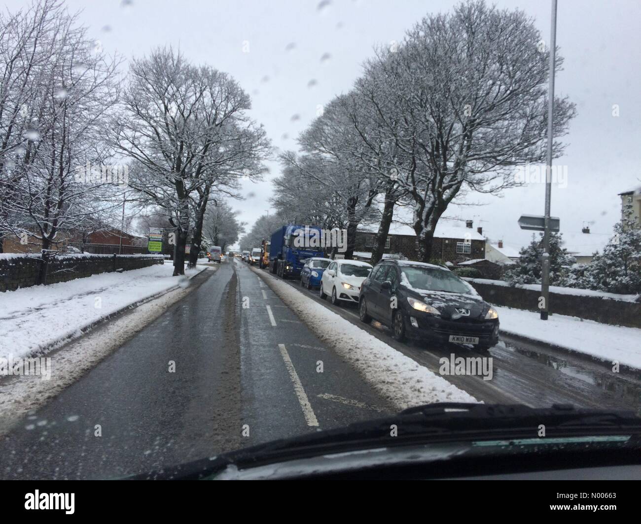 Victoria Ave, Yeadon, Leeds, West Yorkshire, Großbritannien. 2. März 2016. Verräterische Fahrbedingungen und stark befahrenen wegen Schnee in Yeadon Leeds West Yorkshire UK Wetter Credit: Andy Pearson/StockimoNews/Alamy Live News Stockfoto