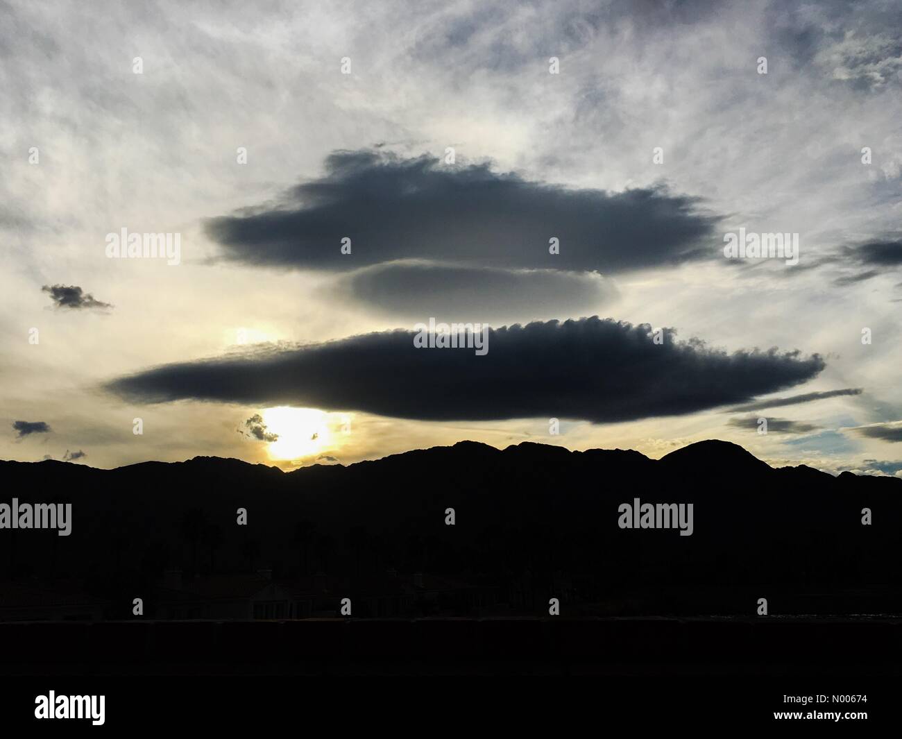 Palm Springs, Kalifornien, USA. 5. März 2016. Ungewöhnliche Wolkenformationen über Palm Springs, Kalifornien vor ein Sturmsystem, das nähert sich der Wüste während El Niño Winter am 5. März 2016. Bildnachweis: Lisa Werner / StockimoNews/Alamy Live News Stockfoto