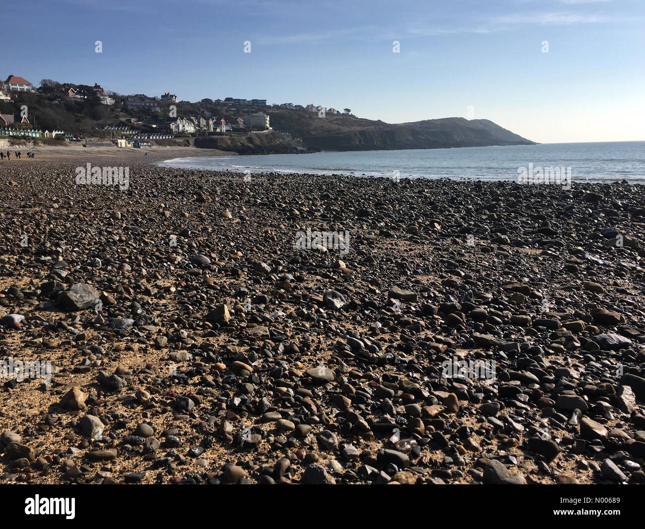 Brynfield Rd, Newton, Swansea, Swansea, Großbritannien. 11. März 2016. Kies und Steinen am Strand an einer sonnigen Langland Bucht in der Nähe von Swansea heute Morgen. Bild von Lisa Dawson Rees Credit: Phil Rees/StockimoNews/Alamy Live-Nachrichten Stockfoto