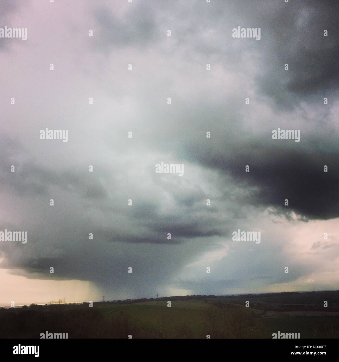 S Downs Way, Petersfield, Hampshire, UK. 30. März 2016. Großbritannien Wetter 30. März 2016: Gewitter über Butser Hill in Hampshire. Bildnachweis: Jamesjagger/StockimoNews/Alamy Live-Nachrichten Stockfoto