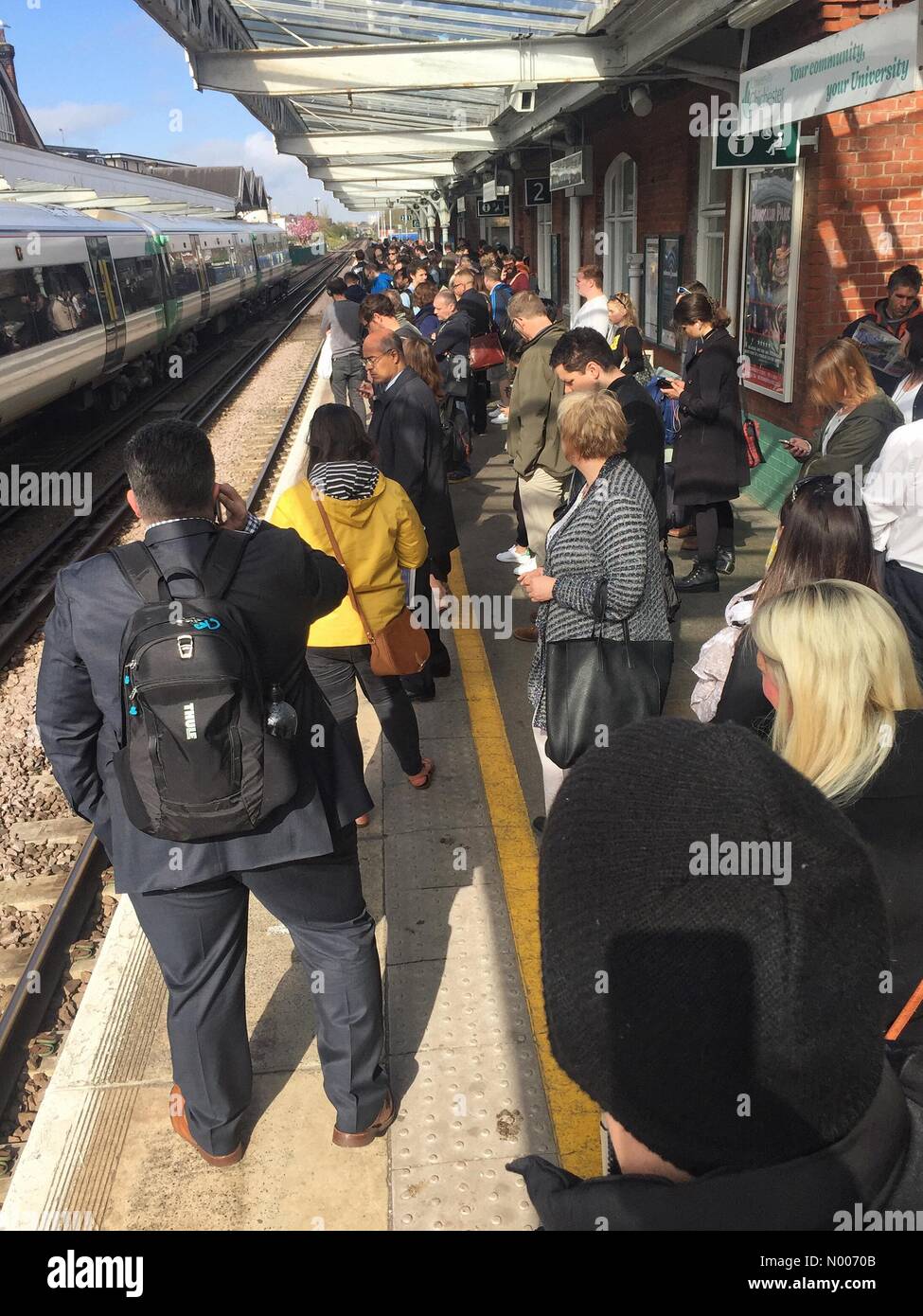 Worthing, West Sussex, UK. 4. Mai 2016. Eine überfüllte Worthing Station auf 05.04.16. Die Croeding ist durch eine Störung in der Rail Service verursacht durch einen Mangel an Zugbegleiter für die Südküste-Route auf der südlichen Schiene. Bildnachweis: Julie Edwards/StockimoNews/Alamy Live-Nachrichten Stockfoto