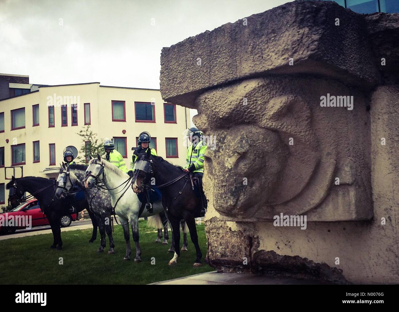 Wembley, größere London, UK. 21. Mai 2016. Polizei-Pferde bereit für Wembley Cup-Finale, Löwenkopf vom alten Stadion im Vordergrund. Bildnachweis: Tim Cordell/StockimoNews/Alamy Live-Nachrichten Stockfoto