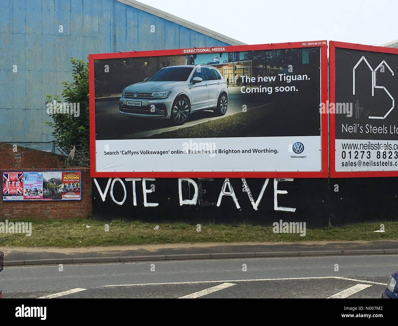 Brighton Rd, Shoreham-by-Sea, West Sussex, UK. 22. Juni 2016. Abstimmen lassen Graffiti, Graffitied zu sagen Abstimmung Dave (Abstimmung Aufenthalt) Meinungen auf Plakaten auf Sussex Credit aufgeteilt: Kcirrah/StockimoNews/Alamy Live News Stockfoto