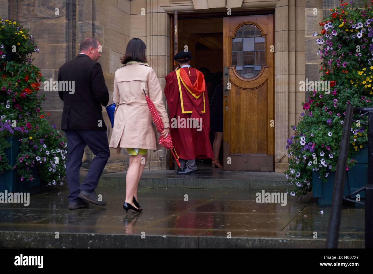 Großbritannien Wetter. Starke Winde und sintflutartige Regenfälle über Nacht. Nachgeben zu ruhiger aber Cloudyday mit vereinzelten Schauern. Während der erste Tag der Bangor University Promotionen North Wales Credit: Robert Eames / StockimoNews/Alamy Live News Stockfoto