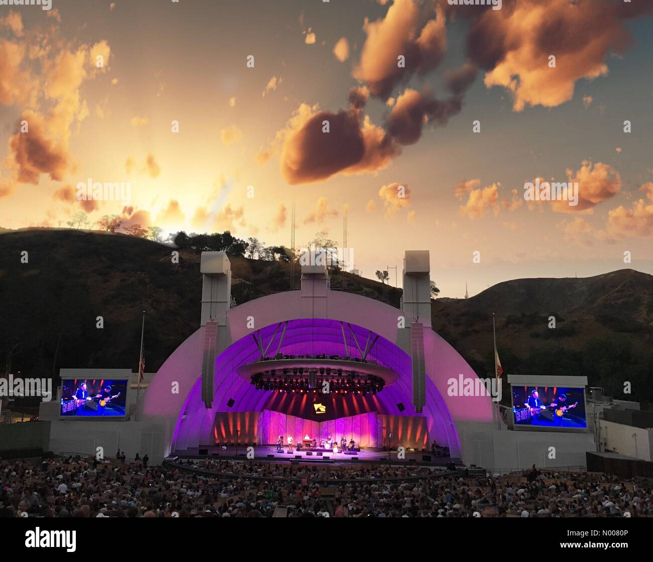 Highland Ave, Los Angeles, Kalifornien, USA. 20. Juli 2016. Hollywood Bowl Sonnenuntergang Credit: Dannakinsky/StockimoNews/Alamy Live-Nachrichten Stockfoto