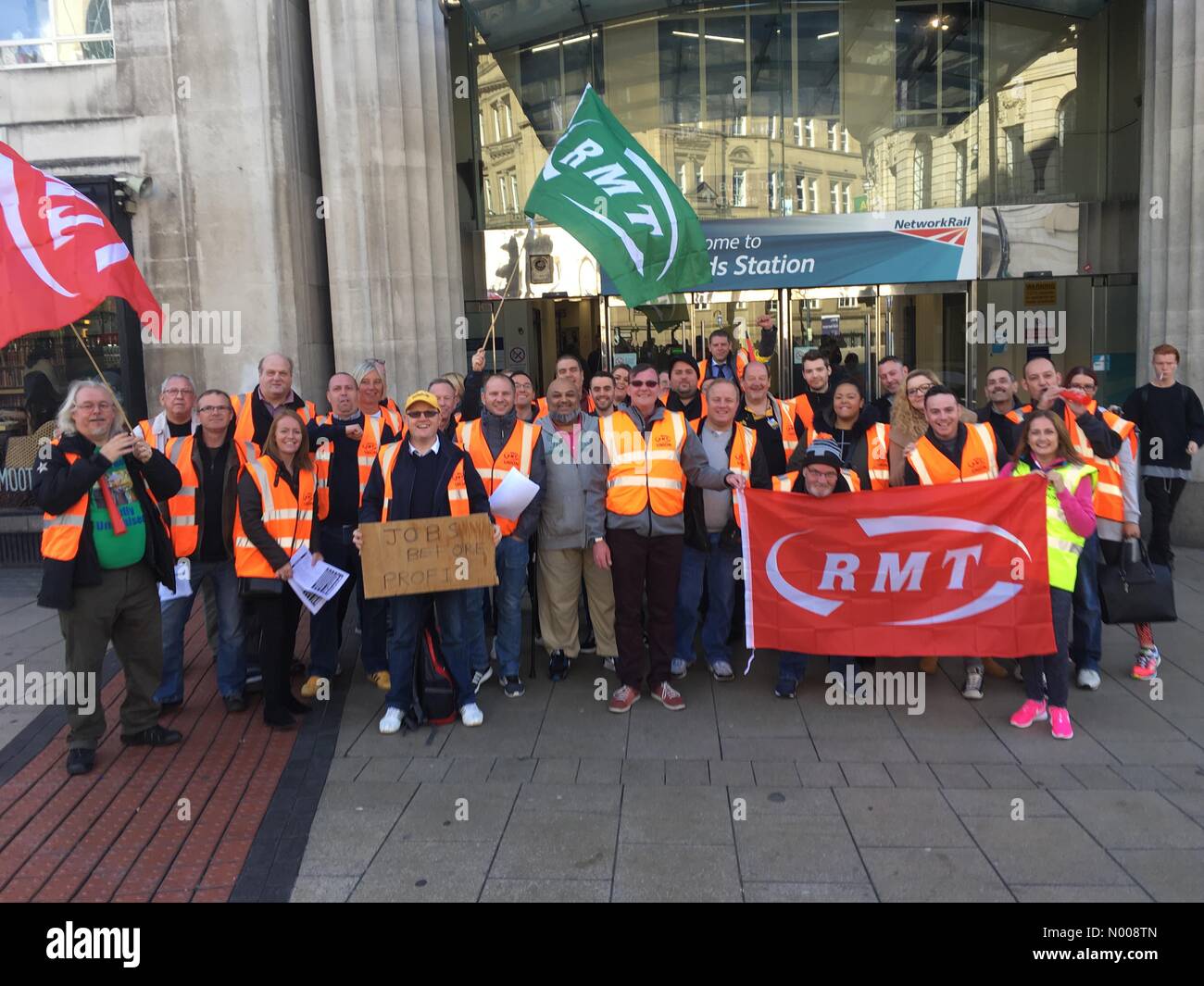 Markante Jungfrau-Züge Ostküste RMT Gewerkschaftsmitglieder auf offizielle Streikposten Aufgaben verteilen von Flugblättern an der Leeds City Station. Stockfoto