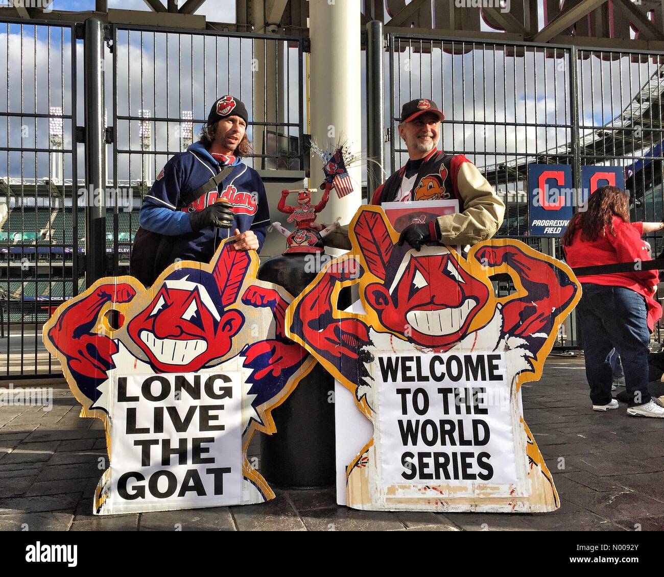 Adler-Ave, Cleveland, Ohio, USA. 25. Oktober 2016. Fans von den Cleveland Indians warten außerhalb Progressive Field vor dem Start des Spiel 1 der World Series am 25. Oktober 2016. Bildnachweis: Gadgetphoto/StockimoNews/Alamy Live-Nachrichten Stockfoto