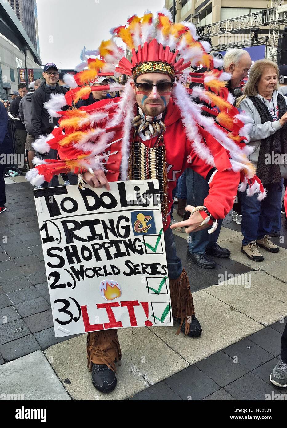 E 6th St, Cleveland, Ohio, USA. 25. Oktober 2016. Ein Fan von den Cleveland Indians wartet draußen Progressive Field vor dem Start des Spiel 1 der World Series am 25. Oktober 2016. Bildnachweis: Gadgetphoto/StockimoNews/Alamy Live-Nachrichten Stockfoto