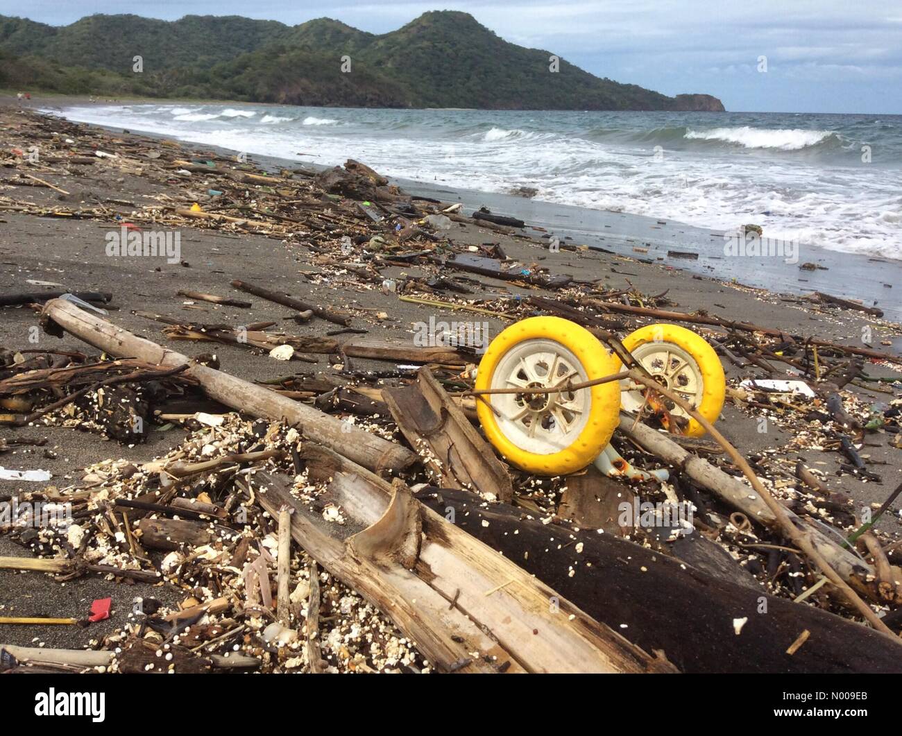 Guanacaste Playa Matapalo, Costa Rica. 27. November 2016. Kunststoff-Räder angespült an den Stränden in Guanacaste Playa Matapalo Costa Rica nach Hurrikan Otto, einem Hurrikan der Kategorie 2, die Mittelamerika macht Landfall getroffen 24. November 2016 Credit: Anakinscattykin / StockimoNews/Alamy Live News Stockfoto