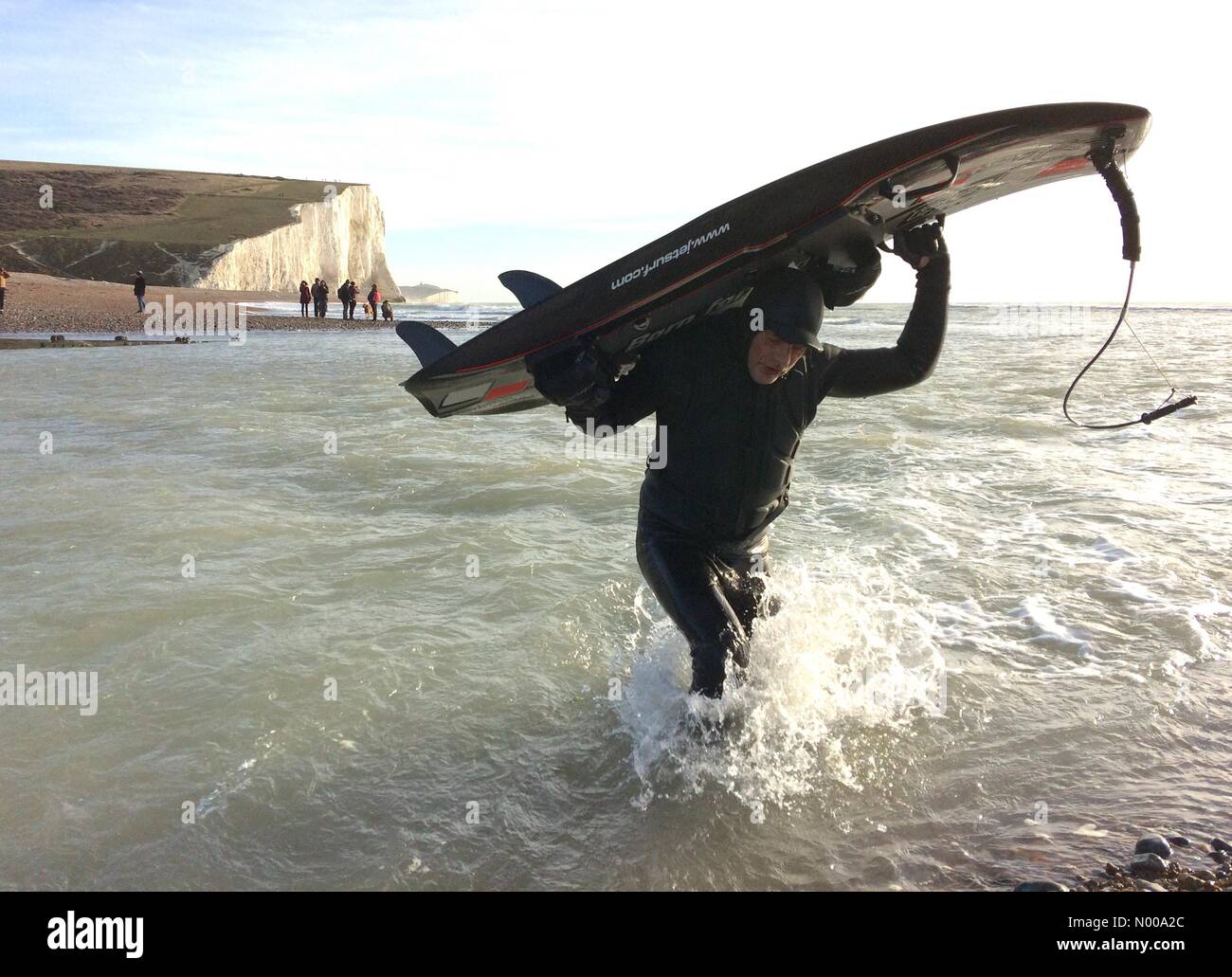 Cuckmere, East Sussex. 26. Dezember 2016. Jet-Surfer verlassen das Meer an einem Sonnentag Boxen an der Küste von Sussex. Peter Cripps Stockfoto