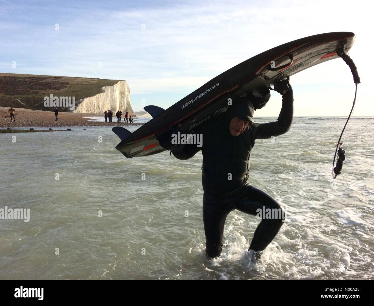 Cuckmere, East Sussex. 26. Dezember 2016. Jet-Surfer verlassen das Meer an einem Sonnentag Boxen an der Küste von Sussex. Peter Cripps / Stockimo Stockfoto