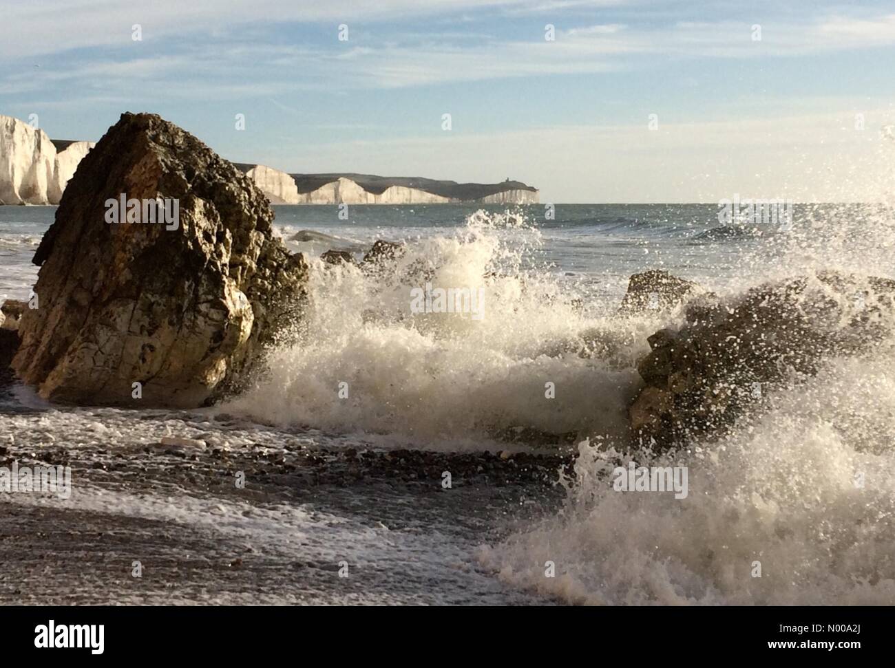 East Sussex. 26. Dezember 2016. Wellen schlagen Felsen an einem Sonnentag Boxen an der Küste in der Nähe der berühmten sieben Schwestern Kreidefelsen. Peter Cripps/Stockimo/Alamy Live-Nachrichten Stockfoto