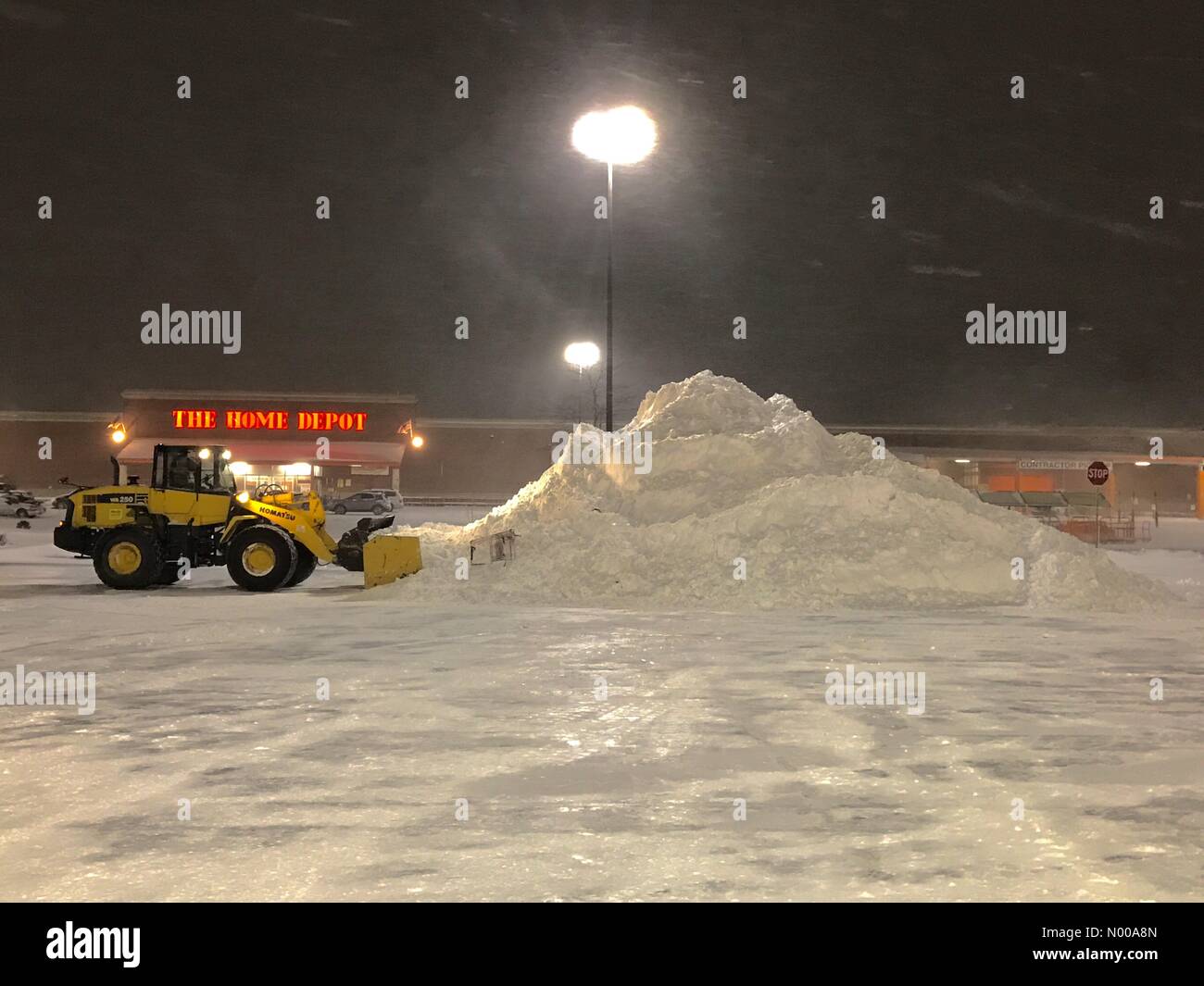 B, Allstate Rd, Boston, Massachusetts, USA. 7. Januar 2017. Boston MA Blizzard Bedingungen löscht große Schneepflug Einkaufszentrum Parkplatz 20 Fuß hohe Schneehaufen zu schaffen. 7. Januar 2016 © John Cetrino/StockimoNews/Alamy Live News Stockfoto