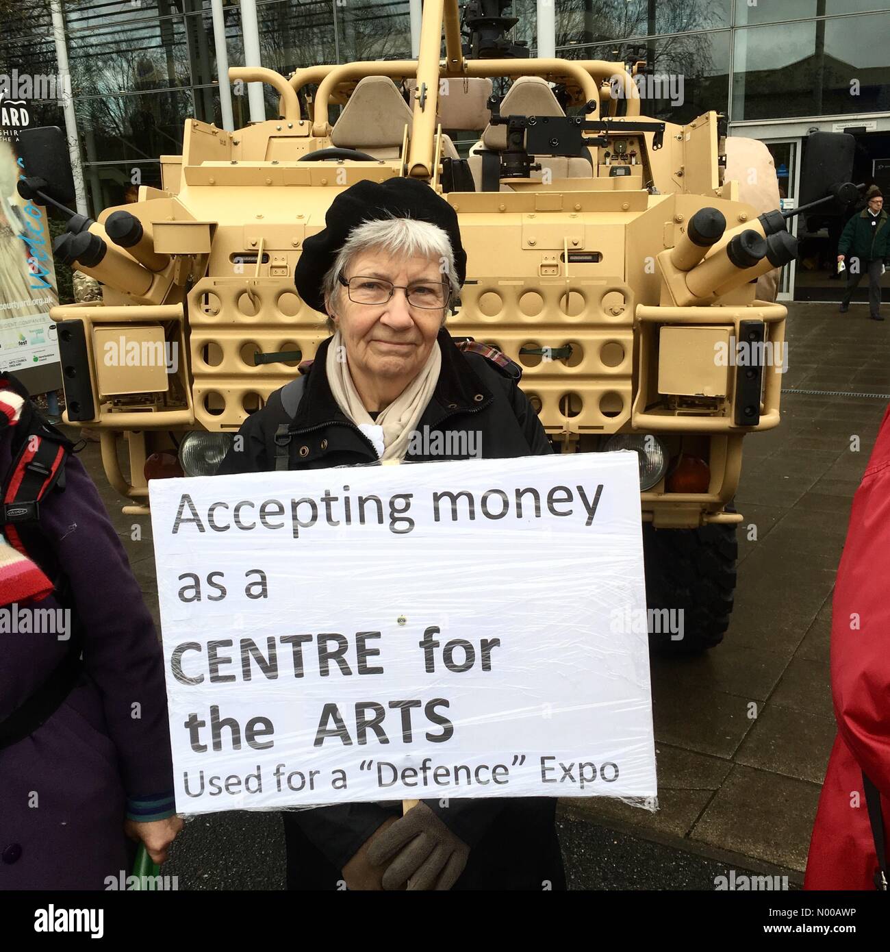 Demonstranten in Herefordshire Defence and Security Expo - Hereford UK - Mittwoch, 1. Februar 2017. Die Kampagne gegen Arm Handels- und lokalen Frieden Aktivisten demonstrieren vor dem Hof Arts Centre. Stockfoto